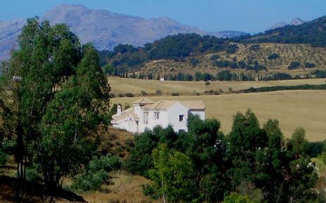 La villa vista desde la distancia con Sierra de Grazalema